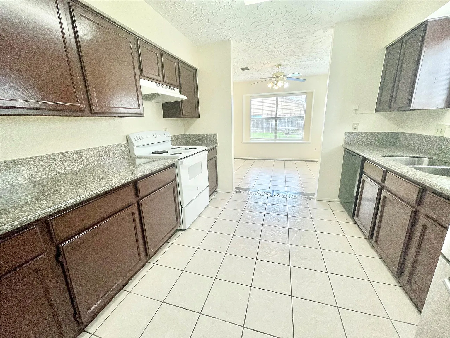 3 bed, 2.0 bath, 1469 sqft, $2,100 — Photo 2