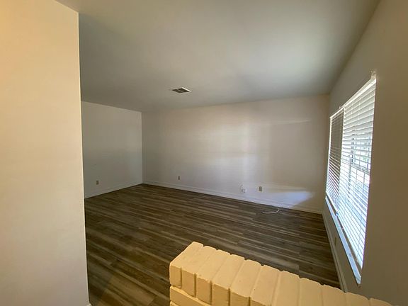 3rd image of 601 Carolyn Dr