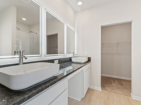 3rd image of 33 Faulkner Cir