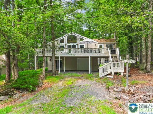 111 Chitimacha Dr, Pocono Lake, PA 18347