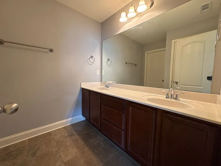 1034 Chatsworth Dr — Photo 18