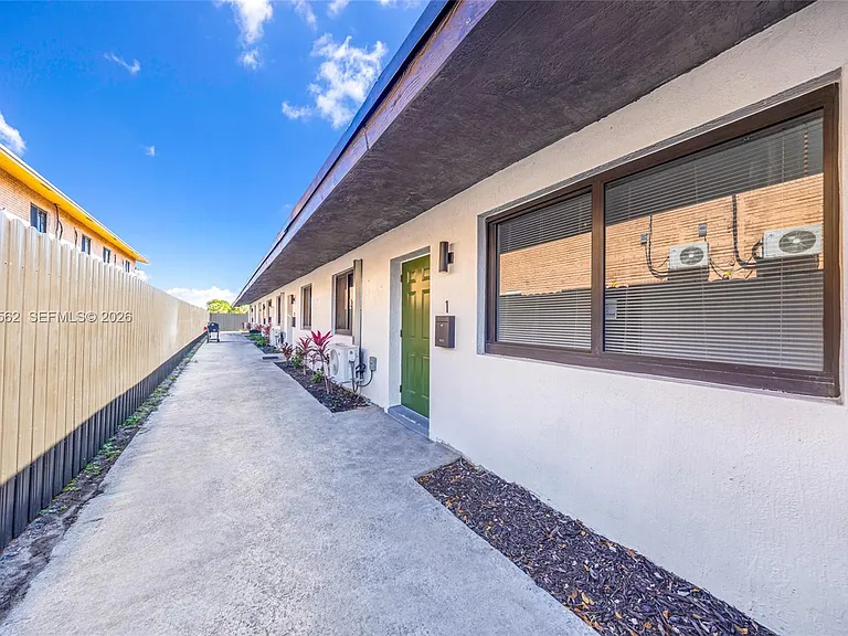 920 NW 8th Ave #3 — Photo 3