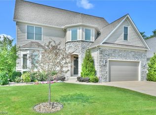 300 Eagle Point Dr, Lyndhurst, OH