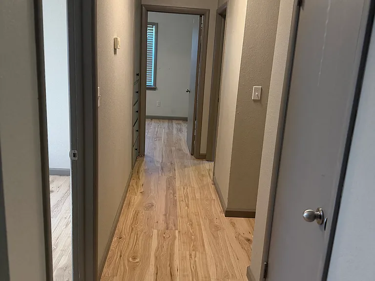 1560 N Oakland Ave — Photo 8