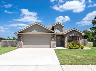 933 S Canvasback Dr, Siloam Springs, AR 72761