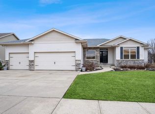 439 Creek Side Dr, Fairfax, IA 52228
