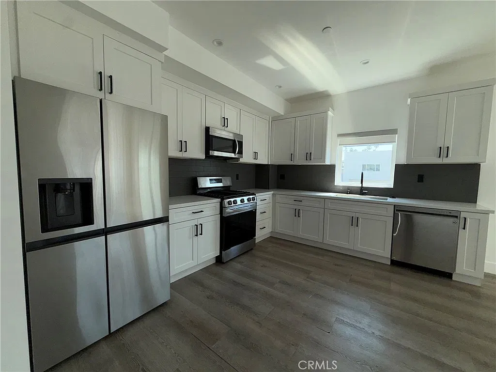 3 bed, 1300 sqft, $3,590 — Photo 1