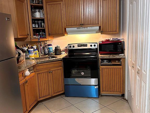 5th image of 2415 Lincoln Street #106