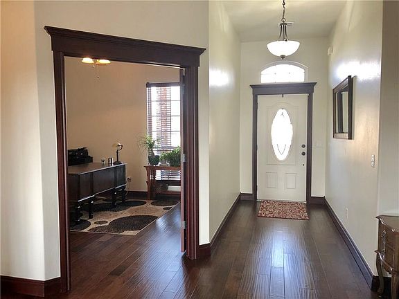 3rd image of 3108 Venice Ct