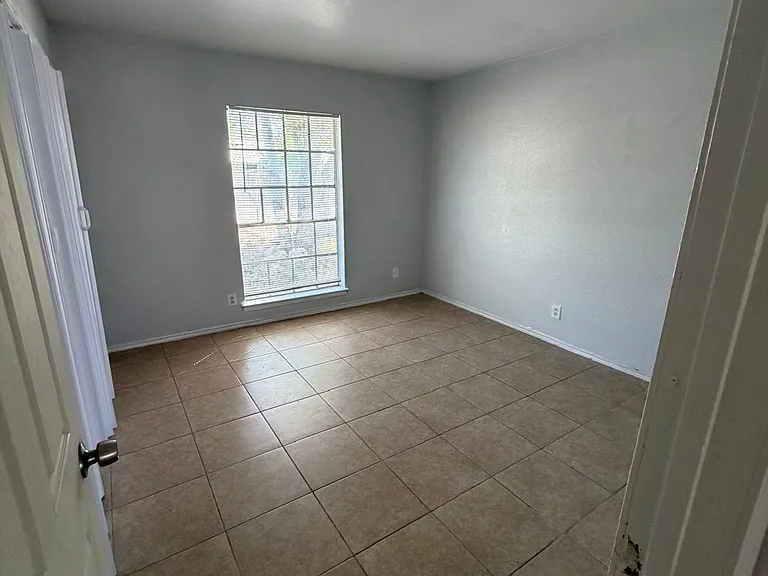 5935 Fairgreen St — Photo 3