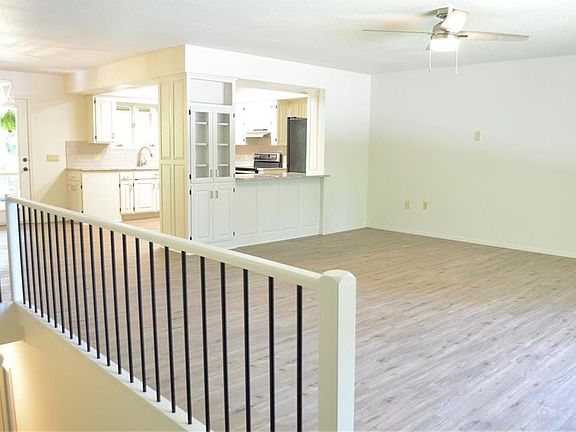 3rd image of 20 Enfield Dr