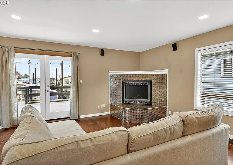 1849 N Jantzen Ave — Photo 8
