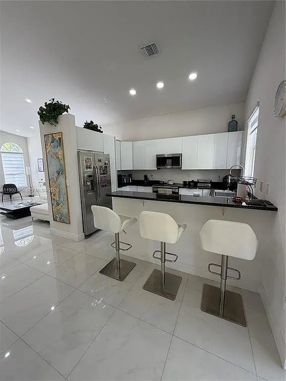 3 bed, 2.0 bath, 1515 sqft, $3,800 — Photo 2