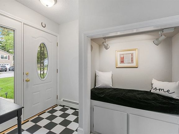 3rd image of 36 Fanning Ave
