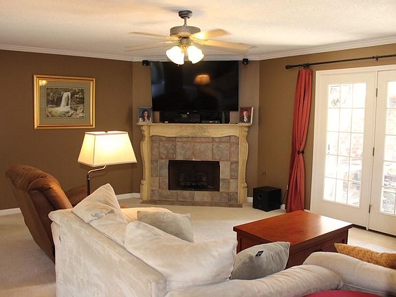 5th image of 11 Sterling Farm Dr