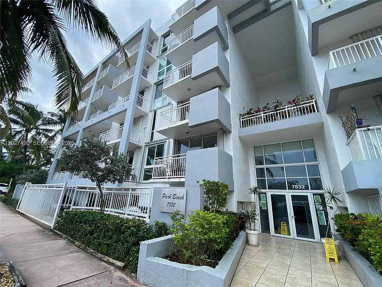 7832 Collins Ave #201 — Photo 3