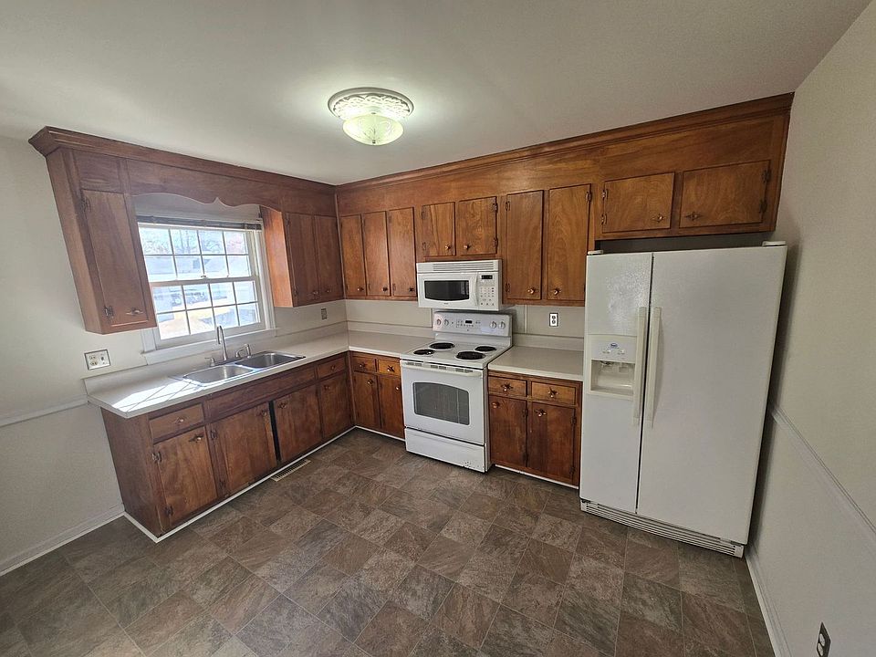 2nd image of 3200 Saint Charles St