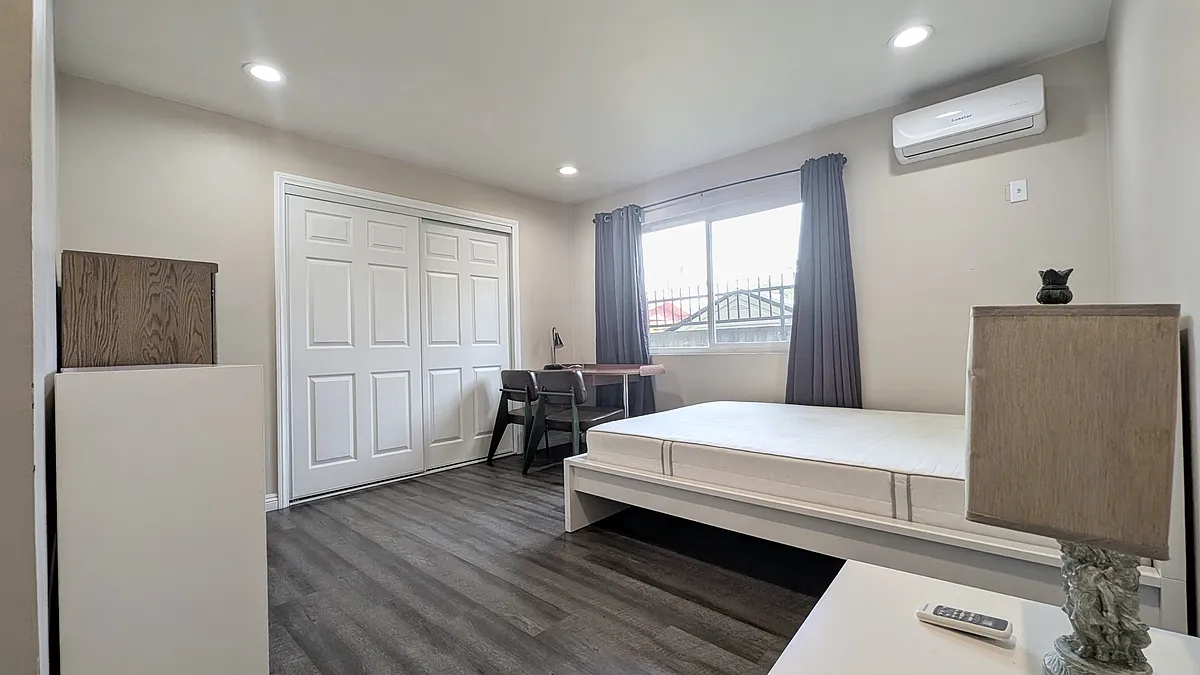 Building Photo - 1299 W 37th Dr #1