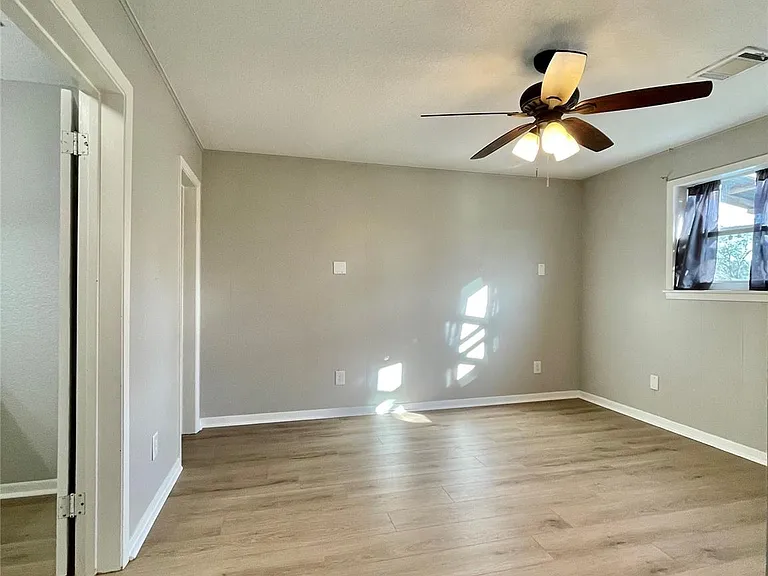 817 N Valderas St — Photo 16