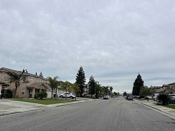 Exterior Neighborhood (street photo)