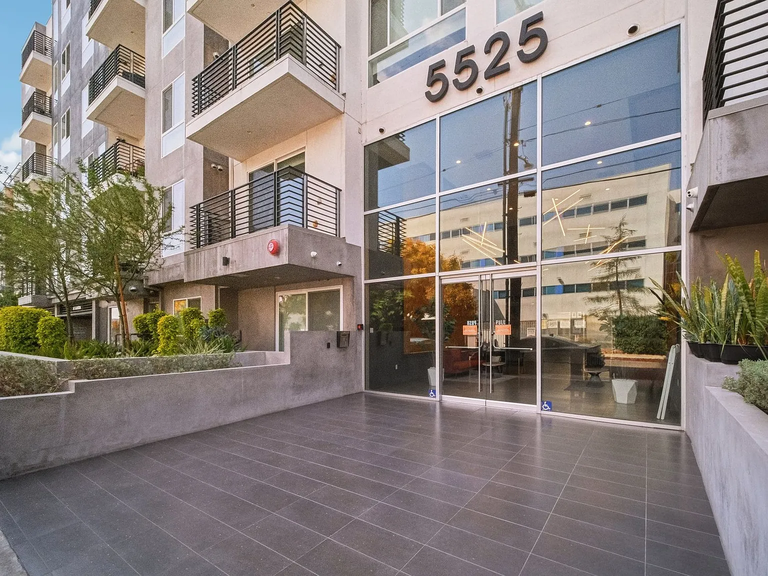 Destination NoHo — Photo 1