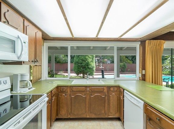 5th image of 6188 Syracuse Ln