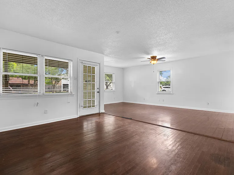 323 Hillcrest Ave — Photo 3