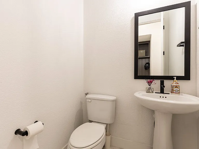 208 Sadaba St — Photo 32