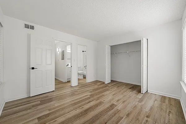 Bedroom-Spacious Closets-Reno