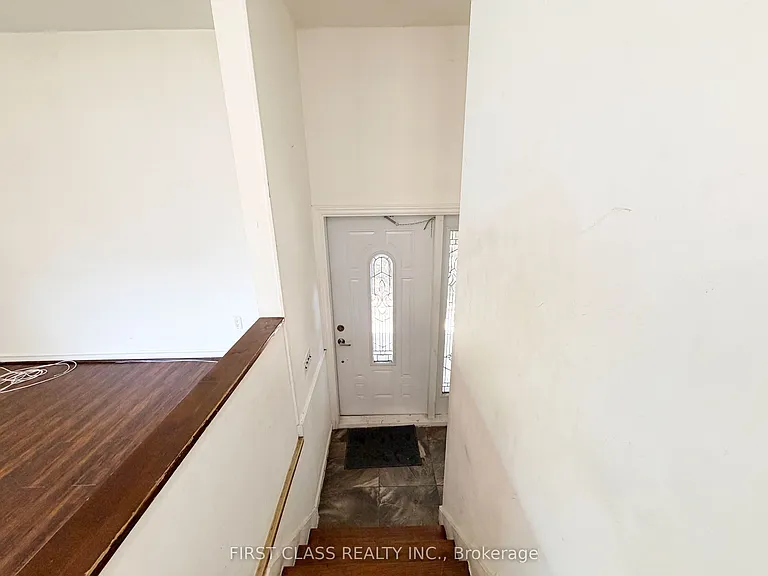 87 Vauxhall Dr — Photo 2