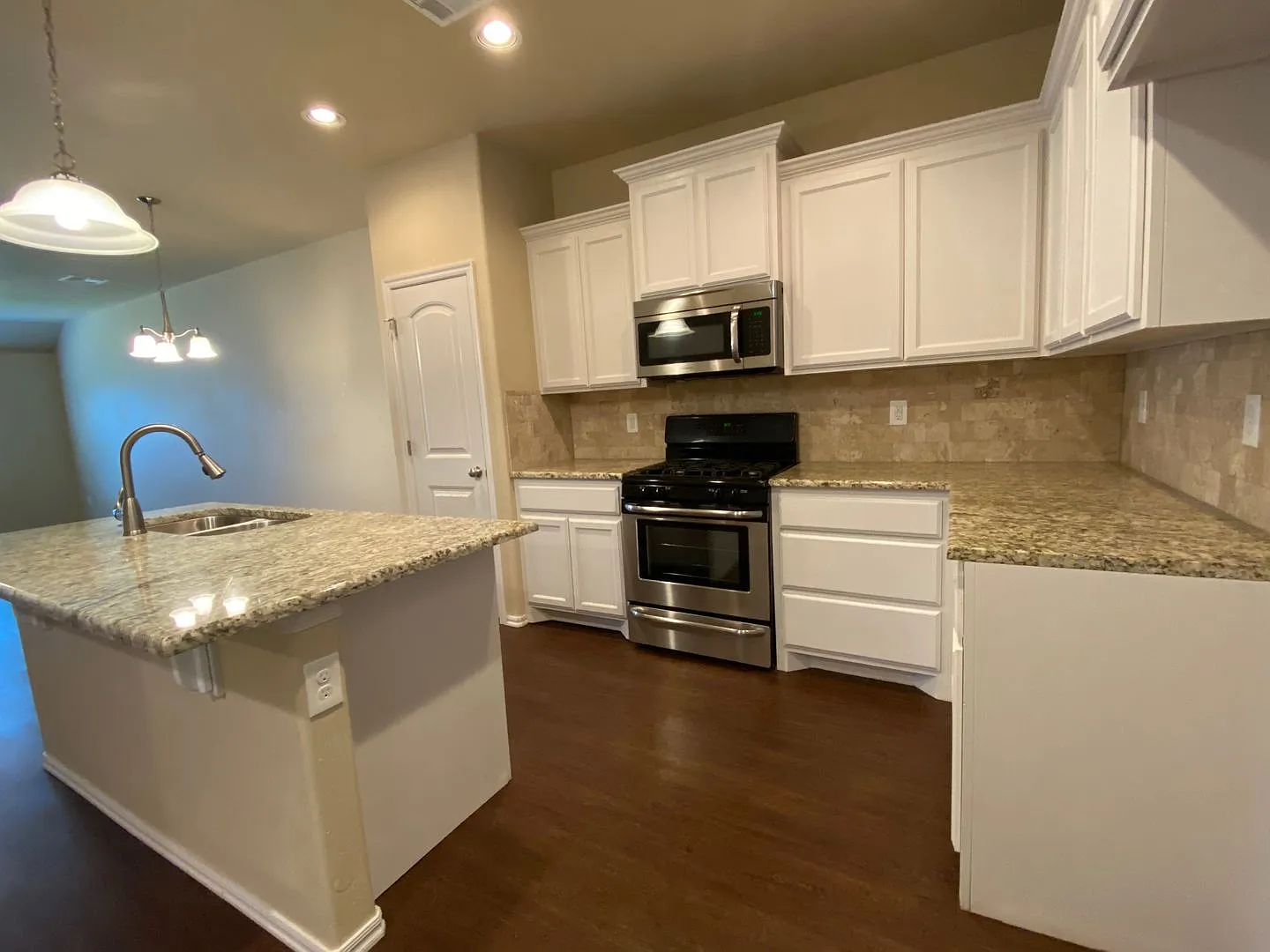 Newer Duplex In Surrey Hills * 3 Bedroom 2 Bath 2 Car Garage on Culd-a-sac — Photo 4