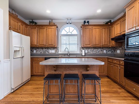 5th image of 137 Riverwood Dr