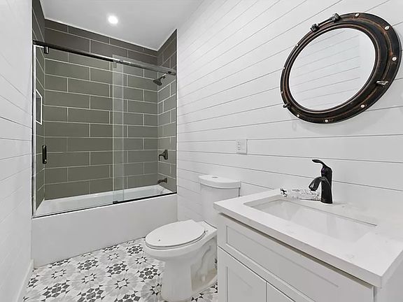 5th image of 518 Chauncey St APT 2L