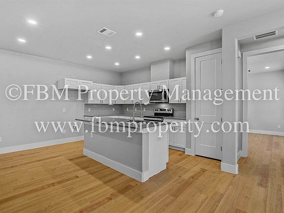 5th image of 5016 Villas Dr