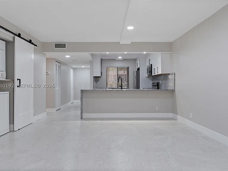 Lakeview Dr — Photo 2