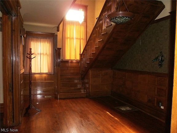 5th image of 349 E Lincoln Way S