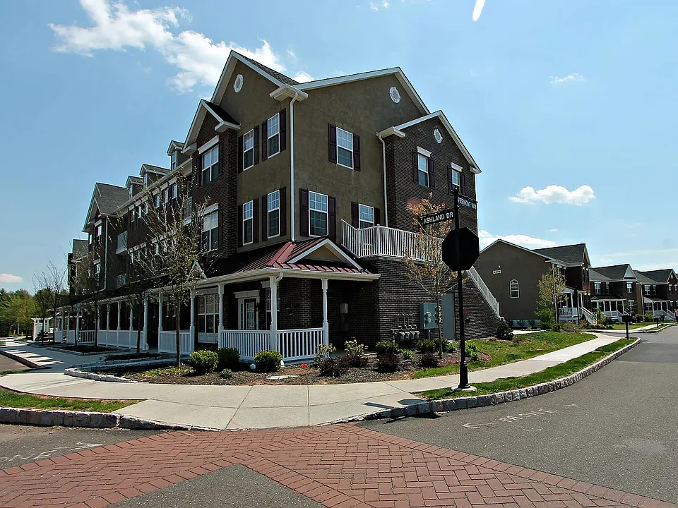 3894 Ashland Dr