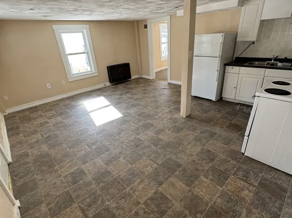 62 Main St APT B, Dexter, ME 04930