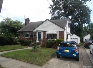 26 Beech Ct, Malverne, NY 11565