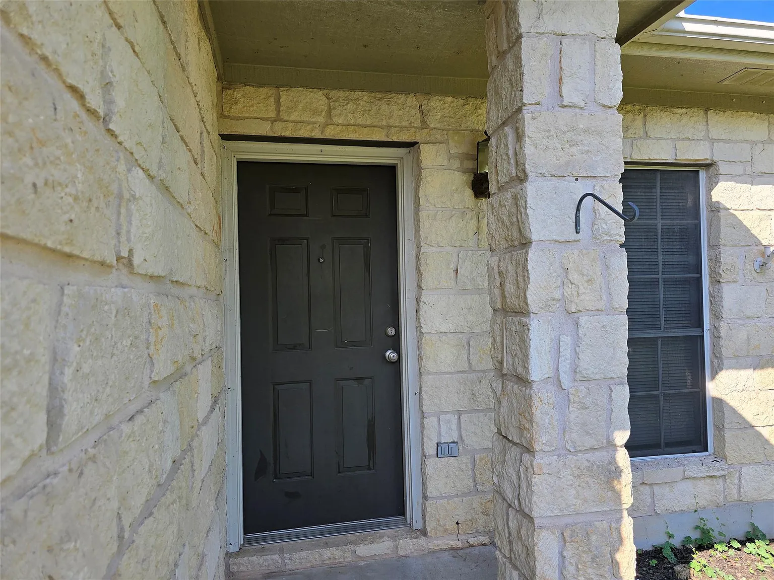 3 bed, 2.0 bath, 2316 sqft, $1,700 — Photo 2