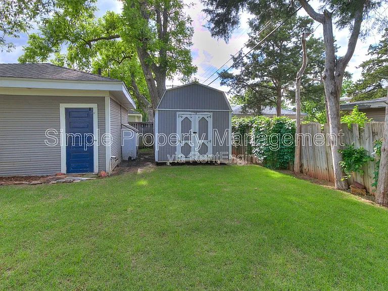 223 NW 21st St — Photo 38
