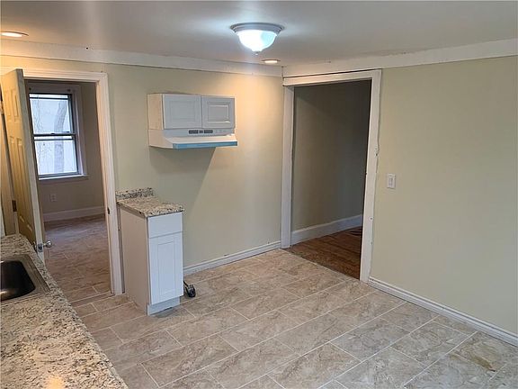 4th image of 672 Lonsdale Ave