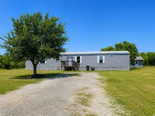 1685 County Road 5715, Natalia, TX 78059
