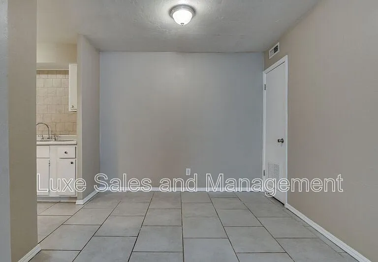 6026 Nw Expy #C — Photo 10
