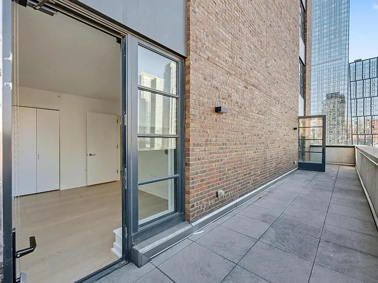 515 W 38th St #L8 — Photo 9