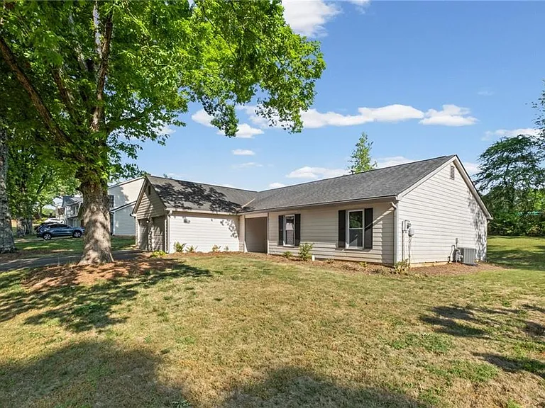 1194 Meadow Oaks Dr NW — Photo 3