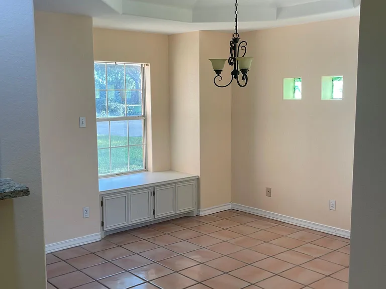 2415 Pheasant Dr — Photo 2