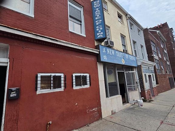 3rd image of 1046 W Baltimore St