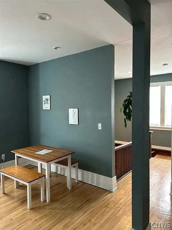 3 bed, 1.0 bath, 2572 sqft, $1,700 — Photo 4