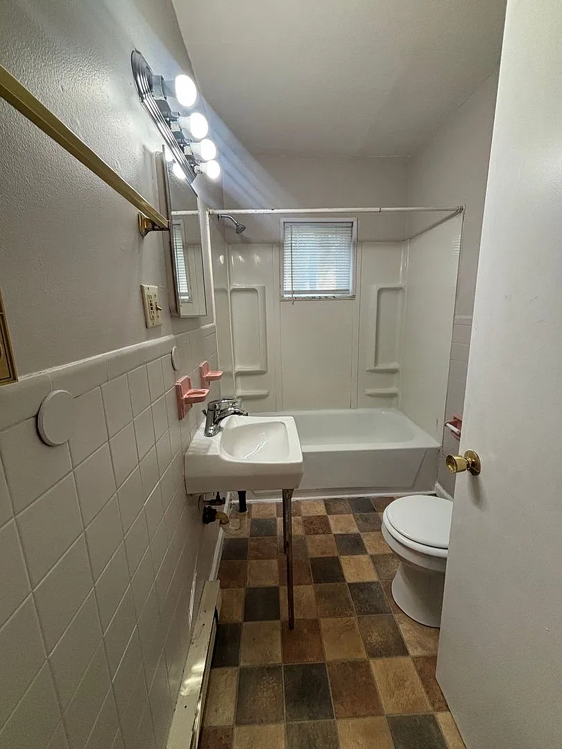 Cozy 2 Bedroom Duplex Unit Ready for Immediate Move In! — Photo 4